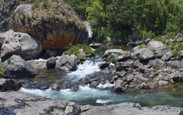 Spectacular boulder in the middle of the Gairezi river