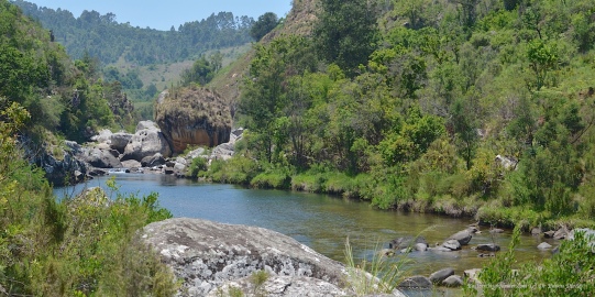 Spectacular boulder in the middle of the Gairezi river
